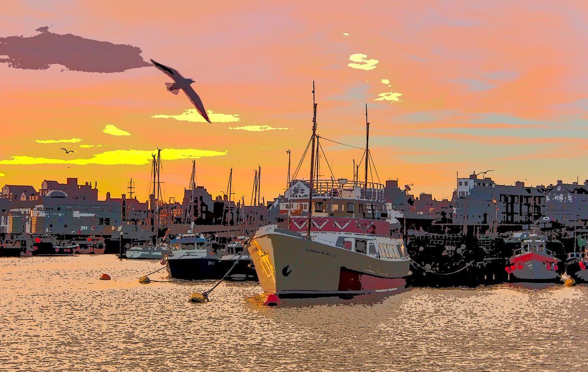 ApertureF2's tweet image. The Yorkshire Belle at Bridlington this evening.