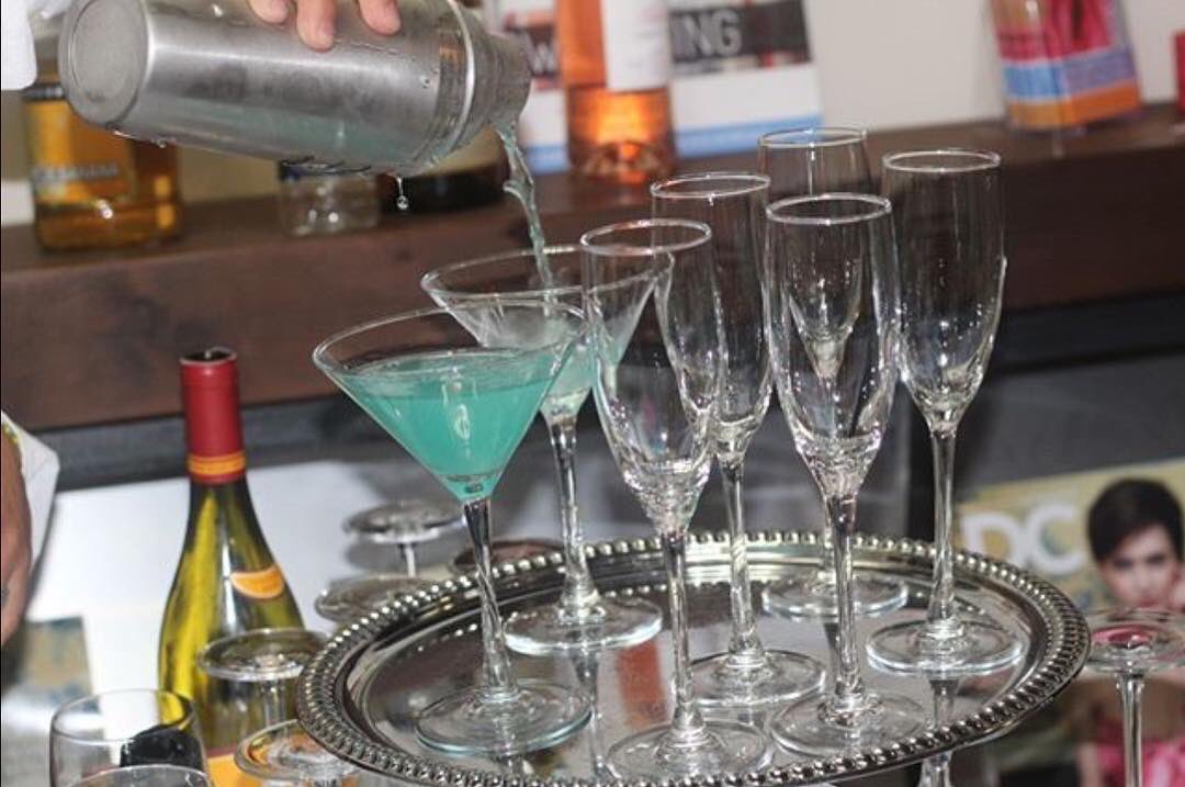 solasalontysons's tweet photo. Have you tried our #SolaTini? 🍸💕 This Thursday, we want you to join us for Drinks + Networking at 6pm where your career dreams (and your #cocktail dreams) will come true! Comment "💙" below, if you’re meeting us there! 💕🍸🥂RSVP —> https://t.co/jL0XTc2aka 💕 #SolaTysons https://t.co/paVcdMpeQy
