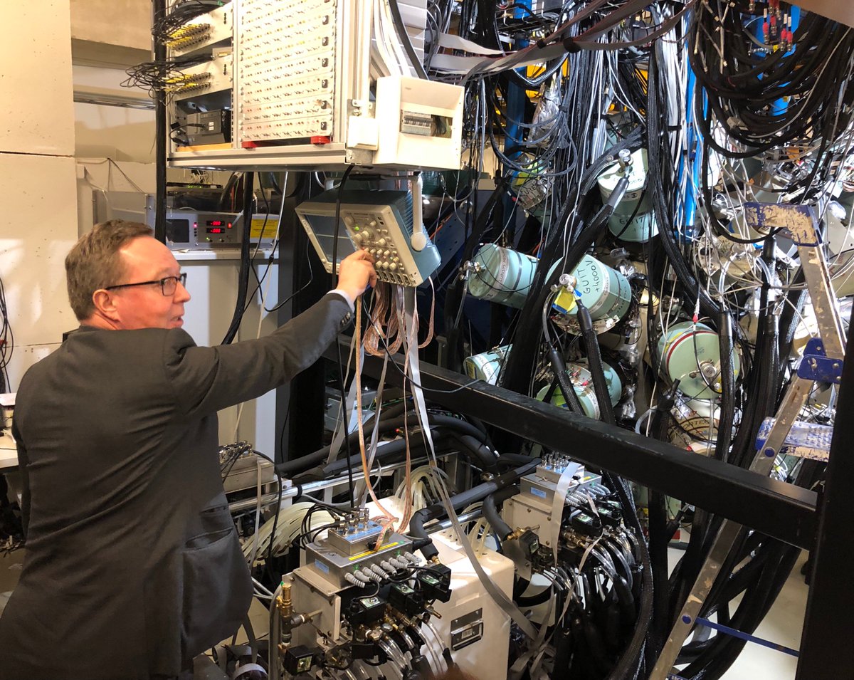 Ministeri <a href="/MikaLintila/">Mika Lintilä</a> <a href="/TEM_uutiset/">TEM</a> "kiihdyttää hiukkasen" tutustuessaan perustutkimukseen <a href="/uniofjyvaskyla/">University of Jyväskylä</a> kiihdytinlaboratoriossa <a href="/jyflacclab/">JYFL Accelerator Laboratory</a> <a href="/jyscience/">JackYatesScience</a> #JYUnique