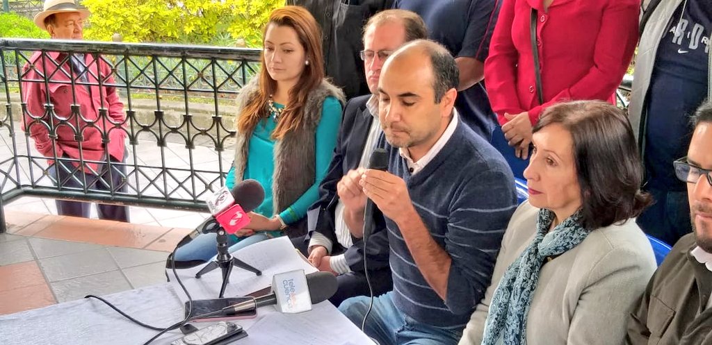 Asambleístas del #Azuay de Revolución Ciudadana <a href="/jotalloretv/">Jota Lloret Valdivieso</a>, <a href="/dorissoliz/">Doris Soliz Carrión</a>, lideran la lucha y resistencia en contra de las concesiones de las empresas públicas. El 13 de febrero se realizará una Movilización Nacional para defender los sectores estratégicos.