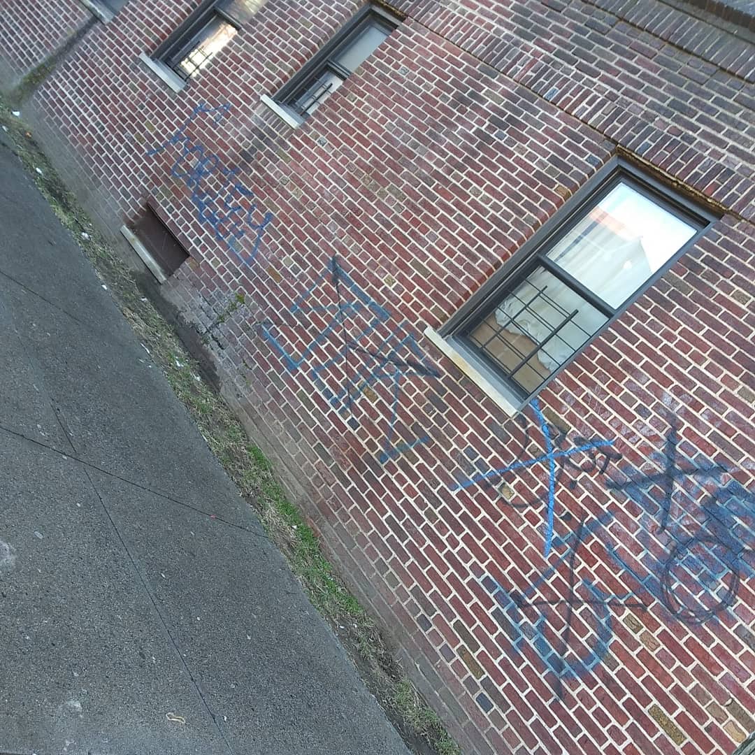 missmarty70's tweet image. #Gangtags near where #Subwayshooting happened. This is from walk to school. Will there be retribution betwn MS13 Ms18 &amp;amp; Forley St gang? @rparascandola @NYPD115Pct @NYPD110Pct @FranciscoMoyaNY come have a look, talk to residents, say something about #neighborhoodpolicing Please.