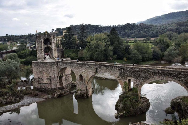 Claudioula's tweet photo. A Guide To Besalú: Things To See And Do In This Lovely Town Of Garrotxa >>> https://t.co/qvx49pVnk7 #inpyrenees #lagarrotxa https://t.co/cWzV3jAxZT