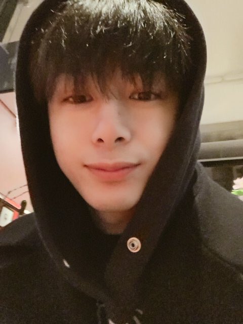 byzxoxo's tweet photo. ,,,i missed hyungwon's black hair and his selfies ugh https://t.co/4YQe6XI9Uj