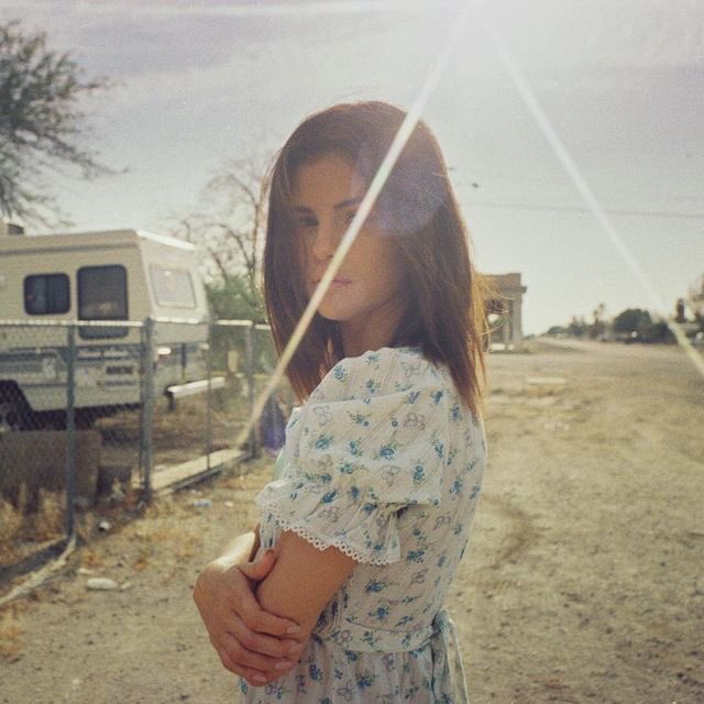 ❝to smutne, że ludzie łamią ci serce, a ty nadal potrafisz ich kochać tymi wszystkimi małymi kawałeczkami.❞