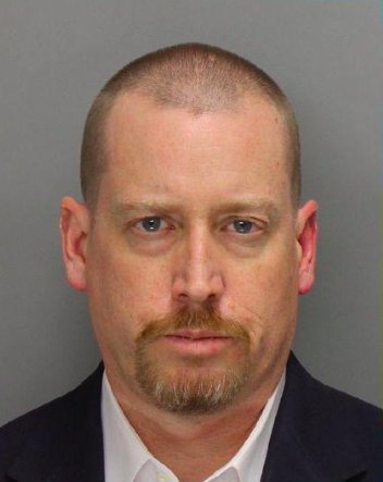 TrueCrimePage's tweet photo. This disbarred lawyer was supposed to be in jail for swindling clients. Now he's wanted for fatally stabbing a woman https://t.co/iiAtJ5Pjww https://t.co/QxVfZroop3