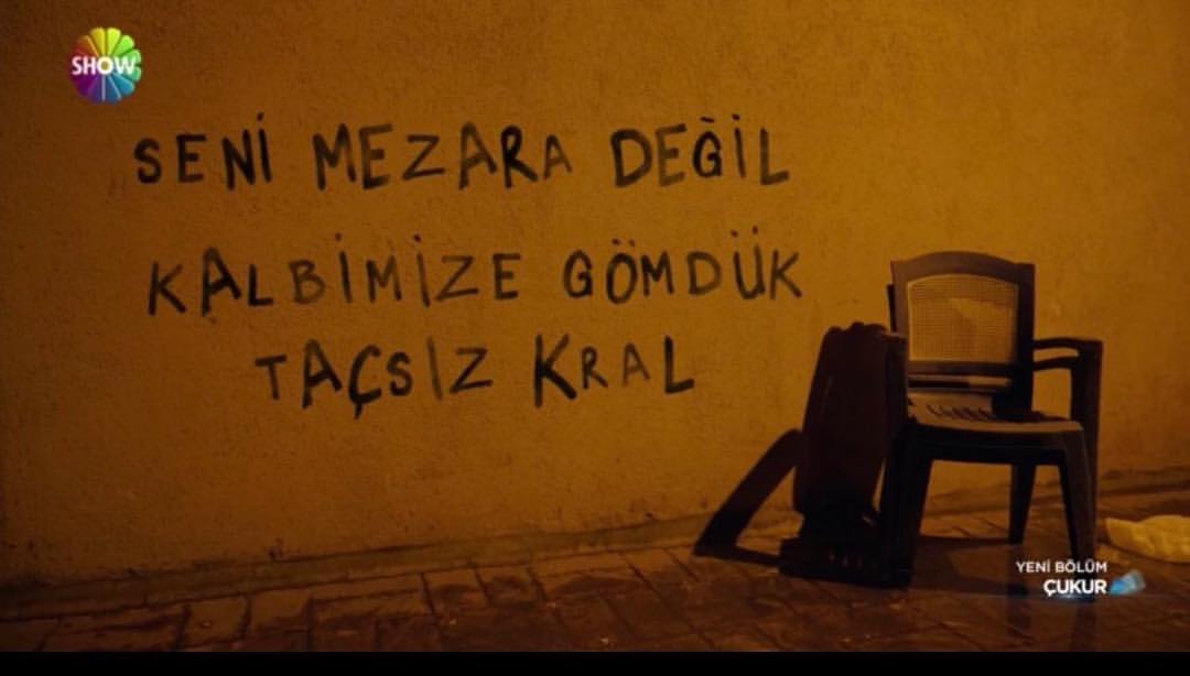CParcala's tweet photo. Çukur İzlemeyen de Ne Biliyim 😀😀 TEŞEKKÜRLER TAÇSIZ KRAL. METİN OKTAY'I UNUTMADIĞINIZ İÇİN ❤️💛❤️💛❤️💛❤️💛❤️💛 https://t.co/2aSnV2uLhE