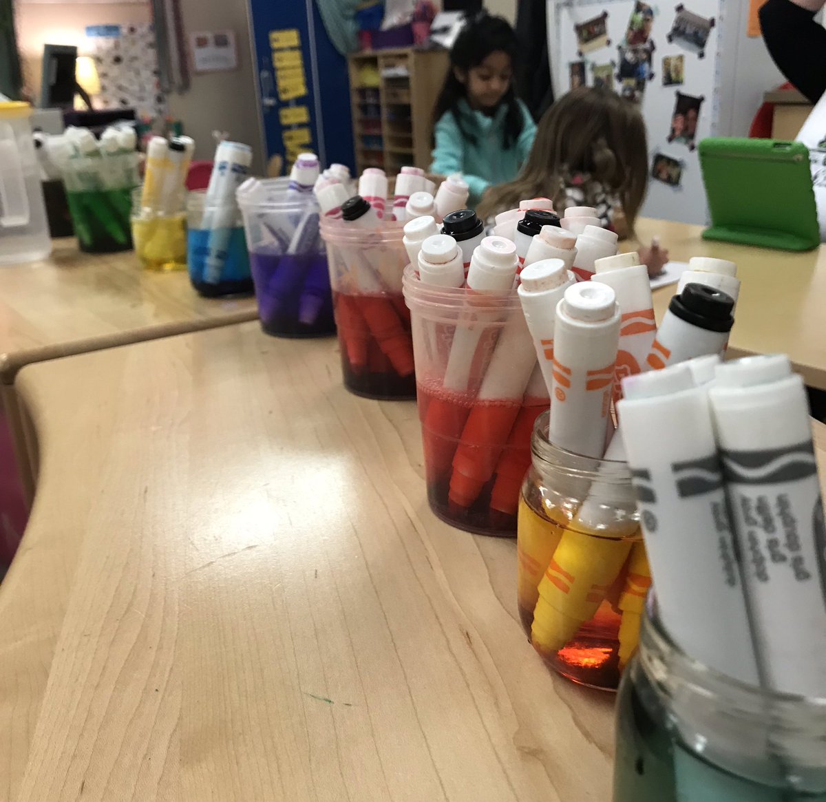 MrsFlenthrope's tweet photo. Experimenting with old markers and water. #predicting  #science @SJSDOakGrove https://t.co/Co4zfN2uQc