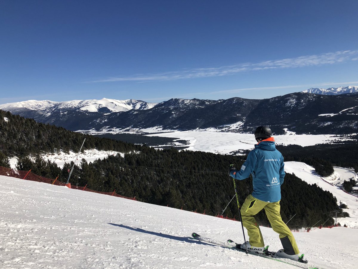 diaridelaneu's tweet photo. Així hem esquiat avui a @LesAnglesSki @Les_Pyrenees_ES amb sol, cel blau i #neupols #totobert #estemapistes i molt agraïts per l’acollida de la direcció de l’estació. Hem traquejat amb @Skitude i hem estat equipats amb @HellyHansen i @head_rebels en companyia de @pirineuevasio https://t.co/0Po3EQeDrv