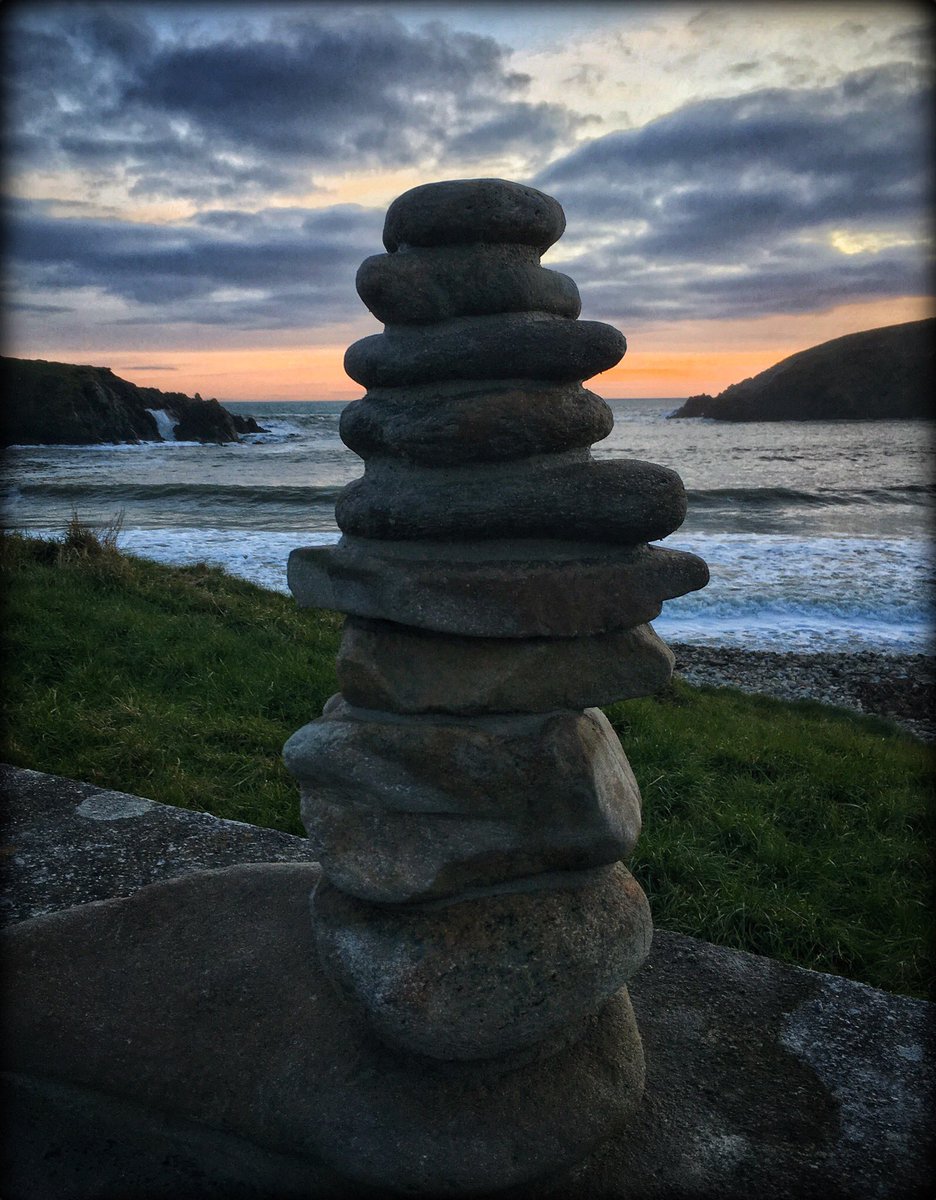 TheArtHand's tweet photo. Refreshing to meet this young man from Germany who is touring Ireland for a few months. While I was #StackingStones Felix Guddat visited #KilmurrinCove to do a #BeachClean. #TakeThreeForTheSea #LitterPick #PlasticPollution #RockThePlastic https://t.co/KZ9Fb2QRS4
