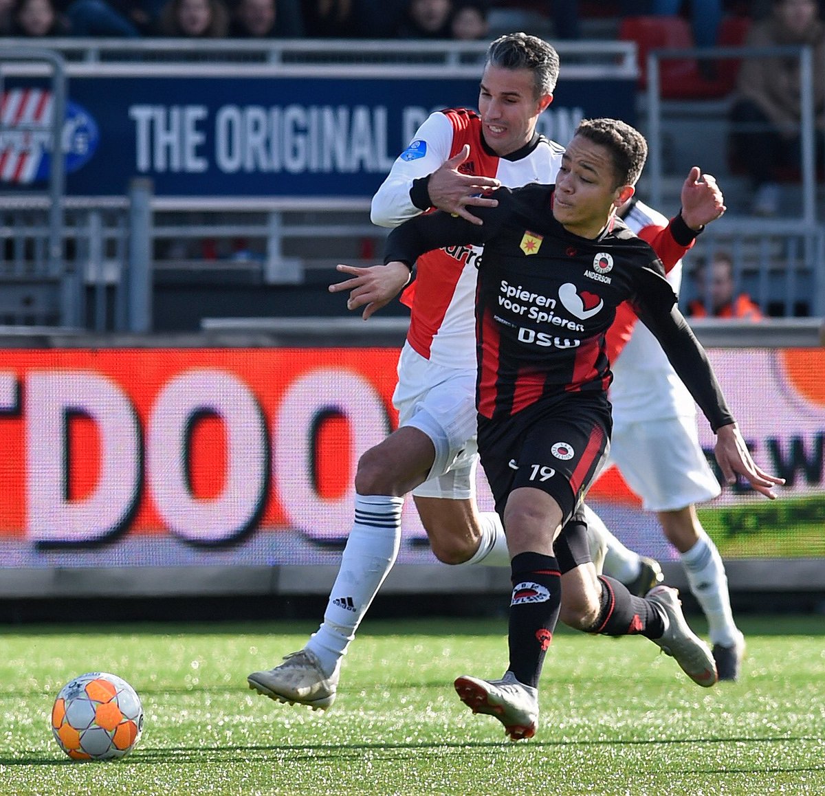 Back on twitter! And what a picture to start with. Important 2-1 win against Feyenoord and what a pleasure to play against this guy. What a player he has been and still his. Huge honour to share the pitch with this legend 💪🏾