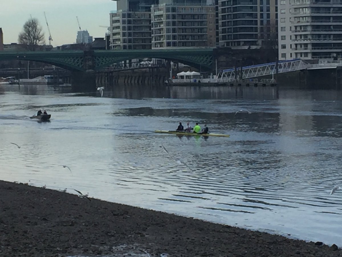 StMarysBatBells's tweet photo. But it wasn’t too cold for some....a team of #Skulls on the #River. #YogaForTheBrain #Bells #BellRinging #Campanology #London #Battersea #Wandsworth #LoveBattersea1 #StMarysBattersea #RiverThanes #Rowing https://t.co/4gX2VKSQwZ