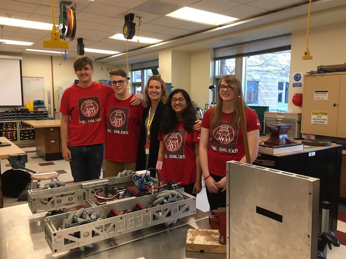 karimcgann's tweet photo. Creating partnerships between K-8 and 9-12 schools for STEM opportunities for all. The robotics team @HCRedDevils and @STEMecosystems and @FlemRarSchools met together to discuss ways to help build STEM. @JeffMooreEdD  #hcrhs #frsd @ILEADSTEM https://t.co/j9FUrahnmp