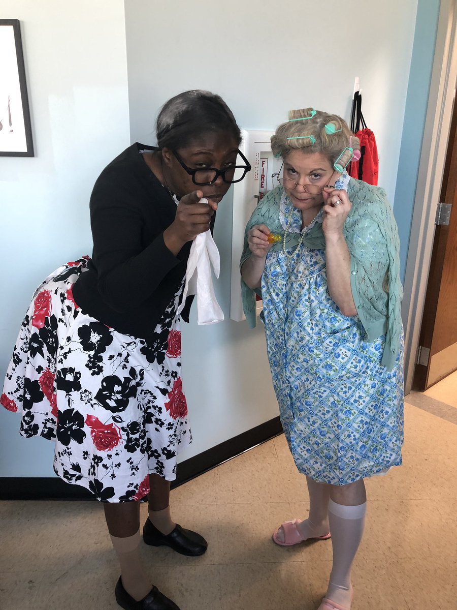 CarieLowdermilk's tweet photo. Never stop loving what you do & have fun AND the students will never stop loving what they do & have fun! #100thdayfun #mindset #thecrayonbox #takethelead https://t.co/6V8uwQpt7G