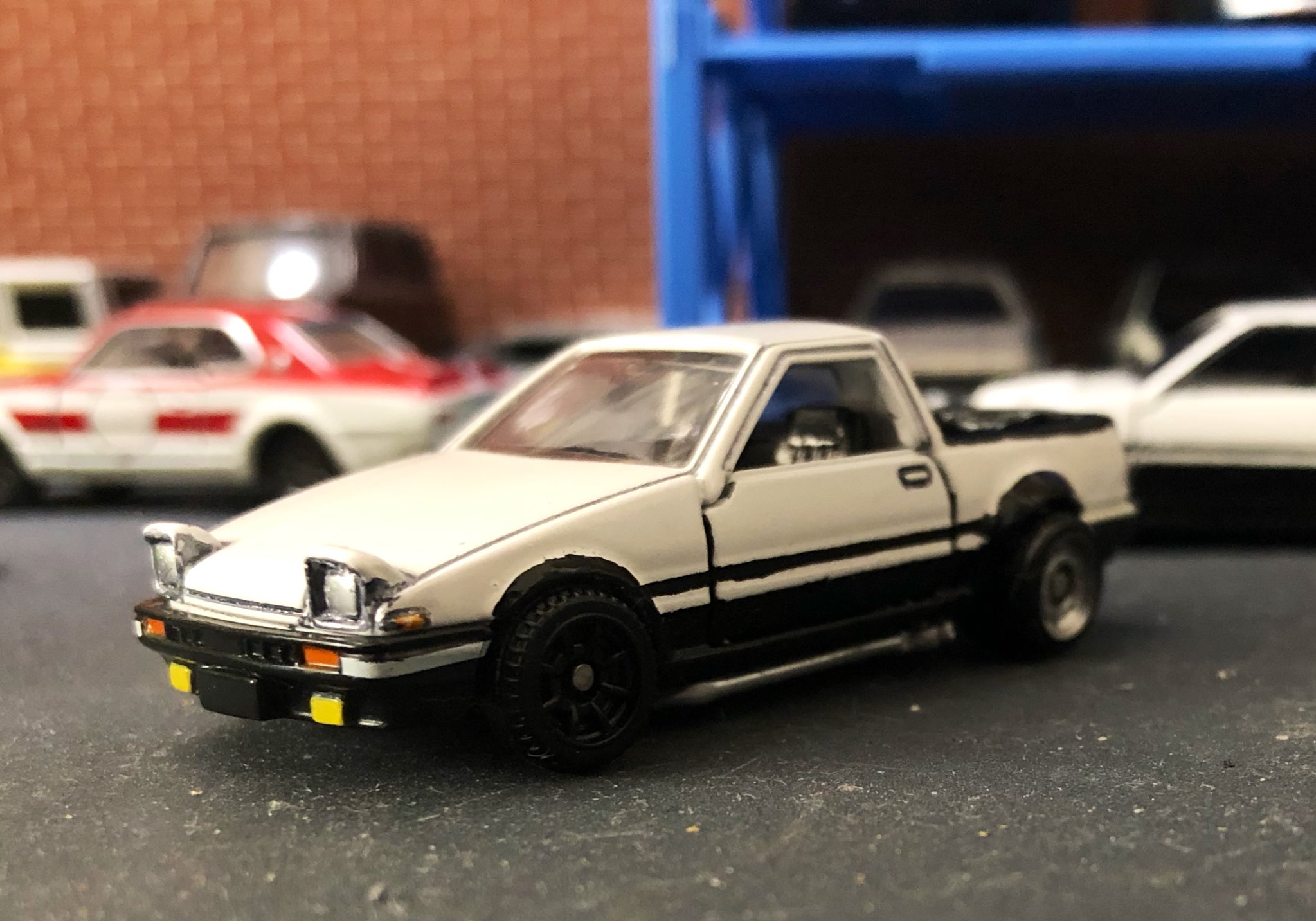 If Garage トミカ改造 Ae86 トヨタ トラック ハチロクピックアップトラック完成しました さっさと終わらせたかったので雑なのは許して マフラーはサイド出しにしました リアタイヤはダブルです 今回は走れるトラック的なものを作りました