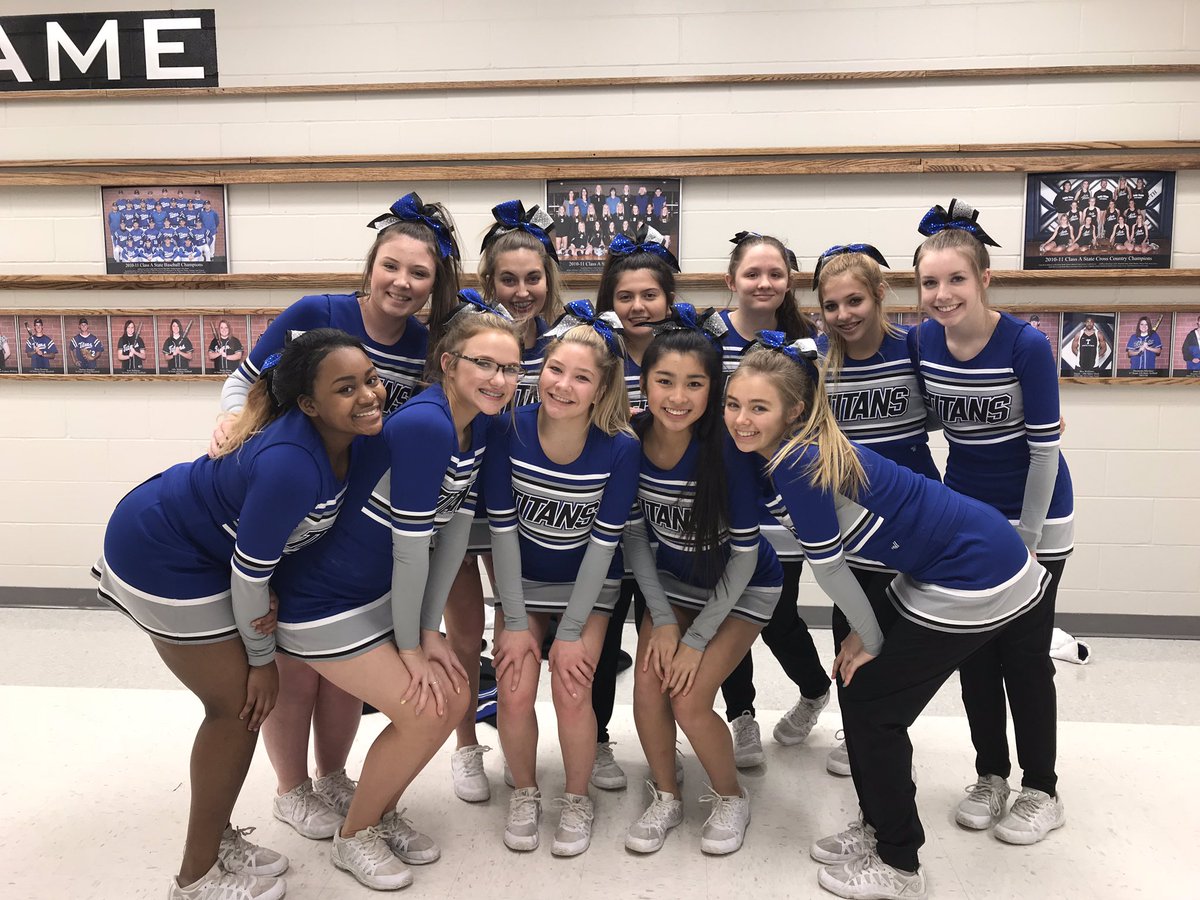 PLSJVRsvCheer's tweet photo. Last home game for these girls!💙🏀🖤🎀 https://t.co/DelhjzDavV