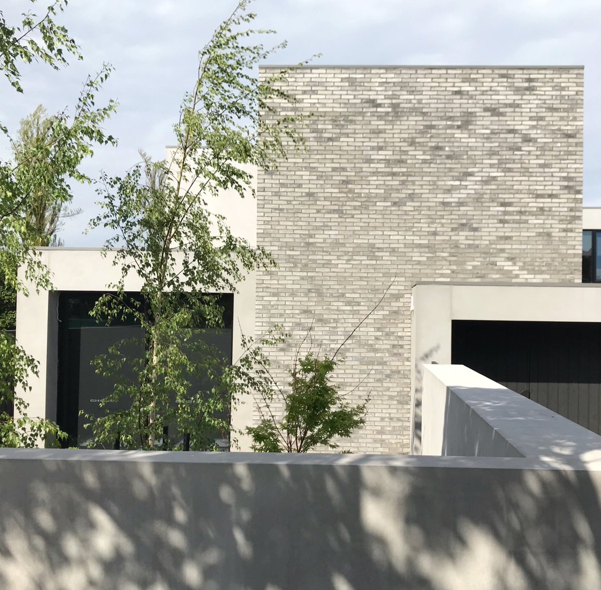 robertsonsbps's tweet photo. The texture, colour and unique shape of Petersen D91 bricks create a timeless, yet bold new home in Kew East.
@petersentegl @herbertandhowes @semkenlansdcaping
#robertsonsbuildingproducts #bricks #brickstory #petersentegl #petersenbricks #kew #kewhomes #architecturelovers https://t.co/VOQzbYCgP7