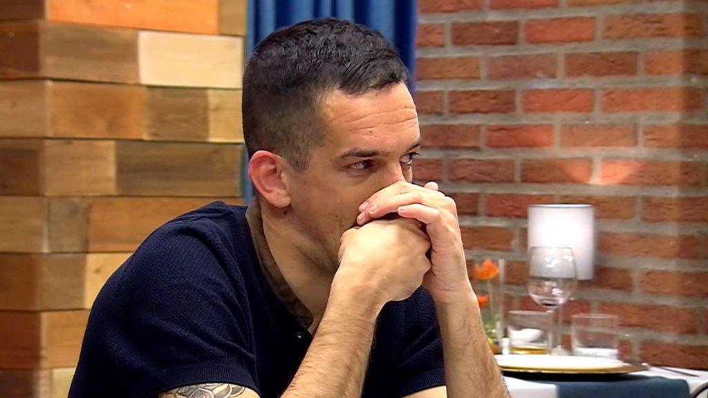 cuatro's tweet photo. Se saca un ‘paluego’, lo tira al suelo y a su cita le da “mucho asco” #FirstDates830 https://t.co/ayFS64tGLa https://t.co/6uVGBU7J6i