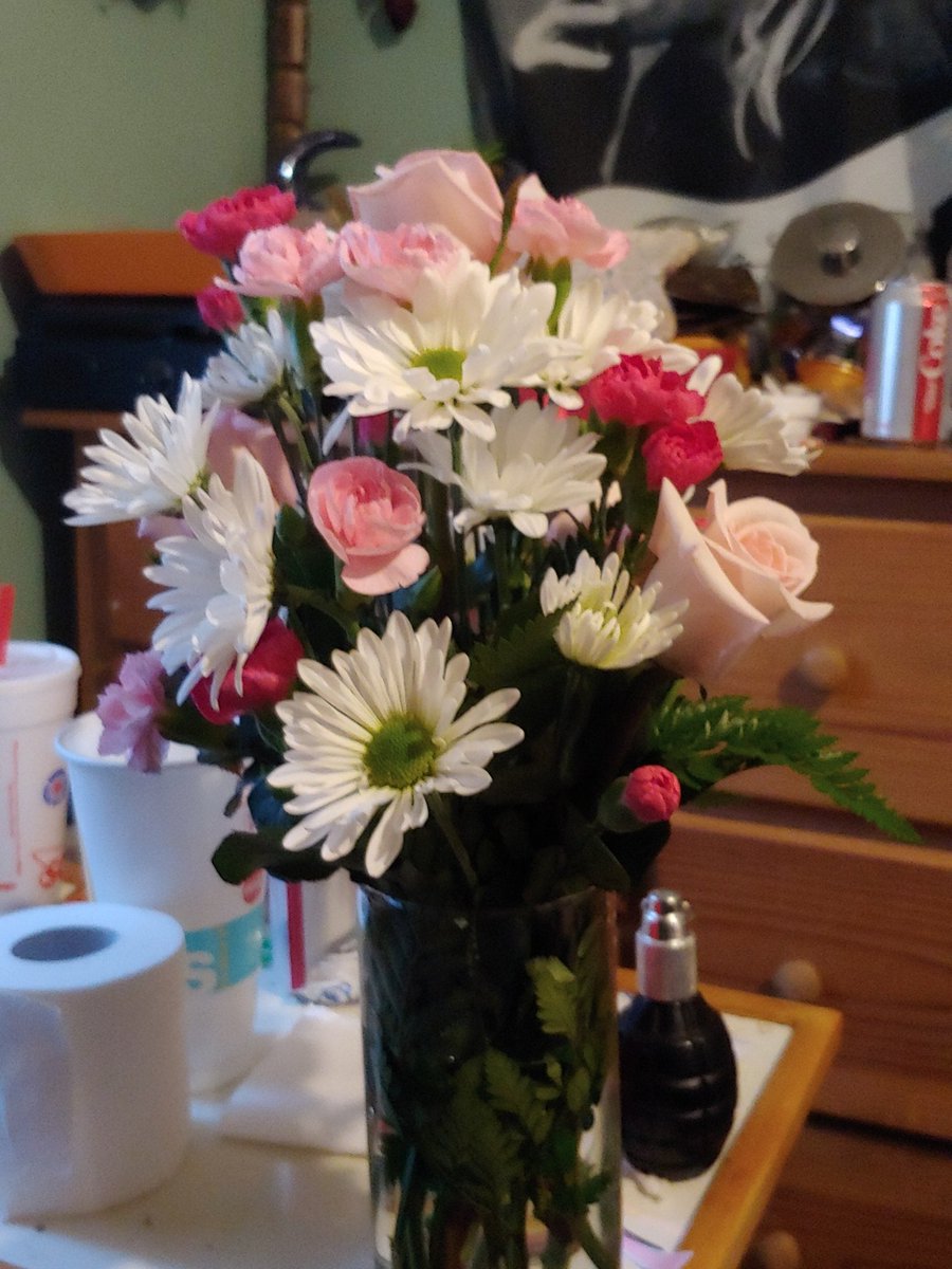 boxscout's tweet photo. What kind of scam is this @ftdflowers? I ordered the Exquisite sweet surprises bouquet.
What I ordered vs what I got. https://t.co/9Wi8d4NYmo