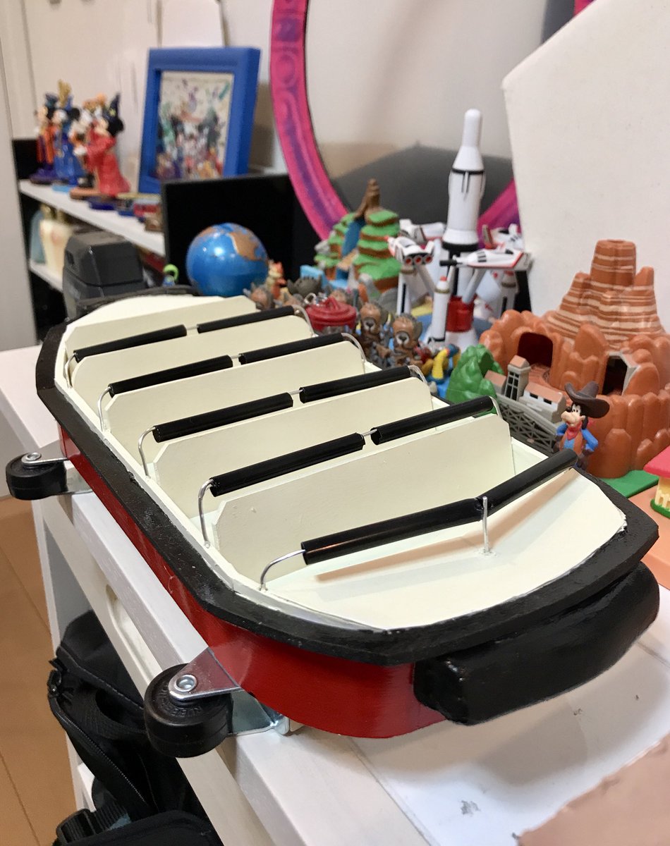 sukesuke1988's tweet photo. ついにTDLでよく見るボート完成‼️
ゴムクッション設置しましたw
#自宅でディズニーを再現 
#東京ディズニーランド https://t.co/jGHeciZAYe