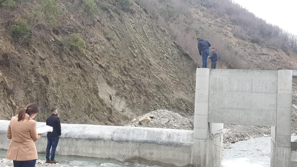 BallukuBelinda's tweet photo. @EnergjiaGovAL  ekspertet e saj bashke me grupin e skanimit te AKBN ne Holte. Presim rezultatet! Kemi degjuar cudira keto dite. Nese kerkojme pa kushte perputhshmeri me ligjin pengojme zhvillimin 😱 krijojme kushte per korrupsion?😱  Fjale trendy e spo dine ku ta perdorin.  💪 https://t.co/GOL8qtjUP1