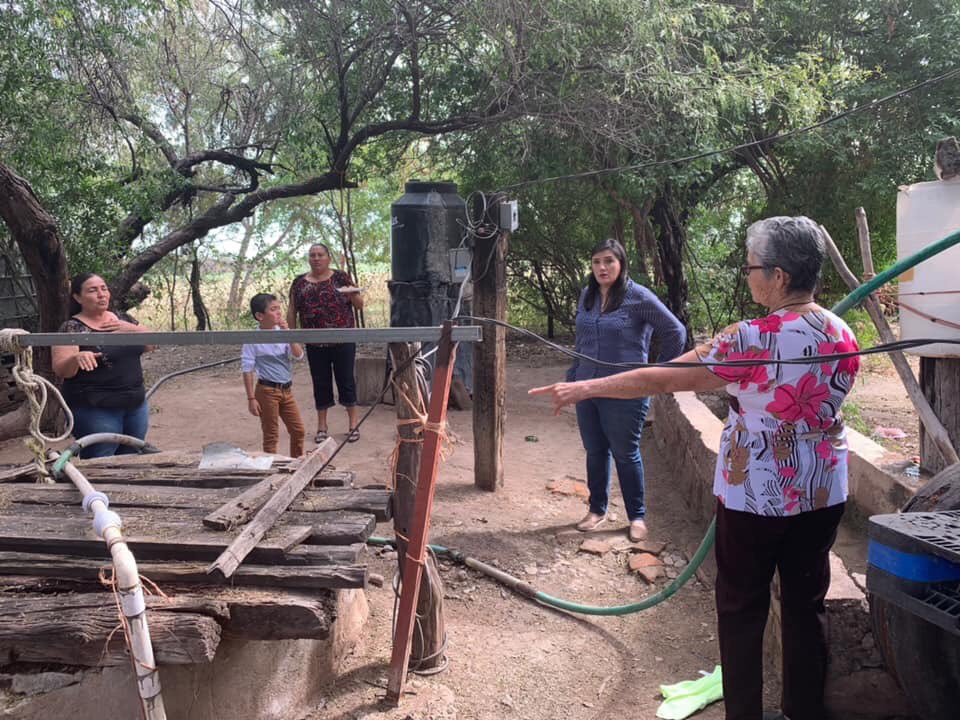 MonicaLopezH1's tweet photo. Desde la Comunidad de #ElReparo en #Guasave escuchando a las familias exponer el problema que tienen de dispersión de agua 💦 y todo lo que tienen que hacer para lograr llevarla desde el pozo hasta sus casas.
#ConstruyamosOportunidades https://t.co/A9BV6aMFJ2