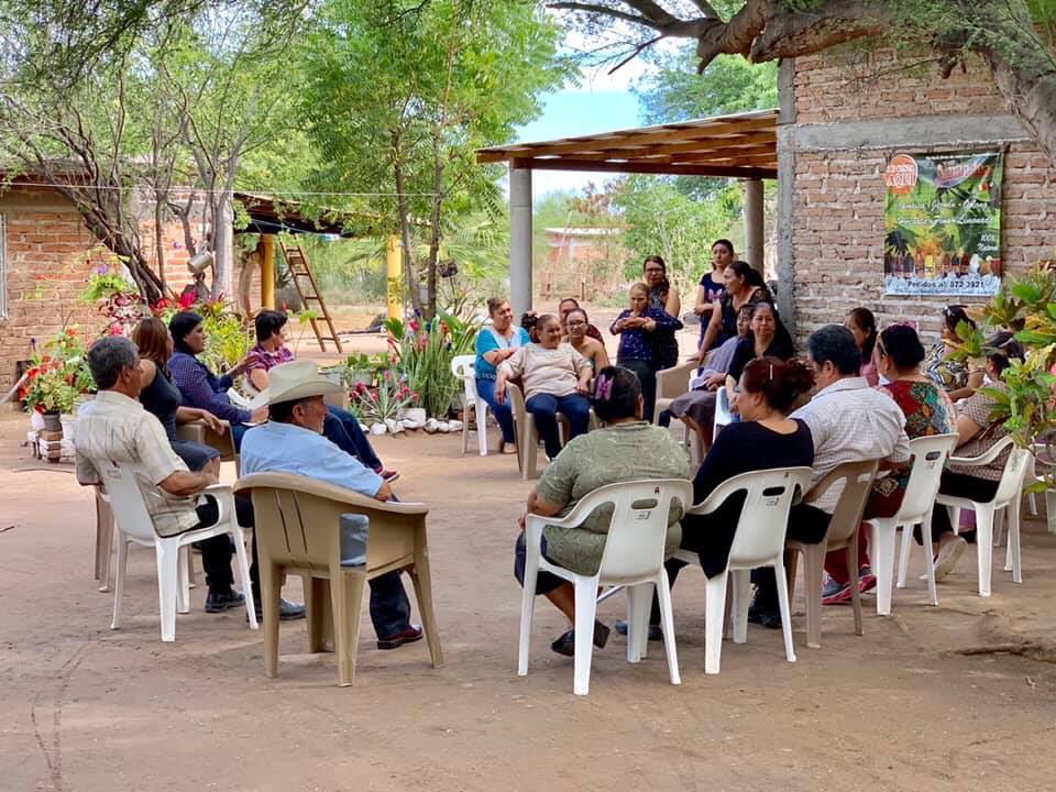 MonicaLopezH1's tweet photo. Desde la Comunidad de #ElReparo en #Guasave escuchando a las familias exponer el problema que tienen de dispersión de agua 💦 y todo lo que tienen que hacer para lograr llevarla desde el pozo hasta sus casas.
#ConstruyamosOportunidades https://t.co/A9BV6aMFJ2