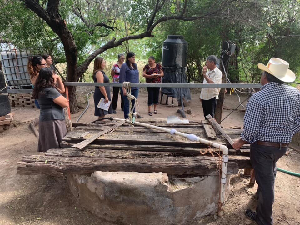 MonicaLopezH1's tweet photo. Desde la Comunidad de #ElReparo en #Guasave escuchando a las familias exponer el problema que tienen de dispersión de agua 💦 y todo lo que tienen que hacer para lograr llevarla desde el pozo hasta sus casas.
#ConstruyamosOportunidades https://t.co/A9BV6aMFJ2