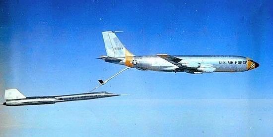 KalteMalte53's tweet photo. Air Refueling of some rare visitors from the past #airtanker #refueling #telecharger #Luftbetankung #U2 #SR71 #KC97 #potn #planesonthenet #avgeeks https://t.co/ssGYSLkCgW