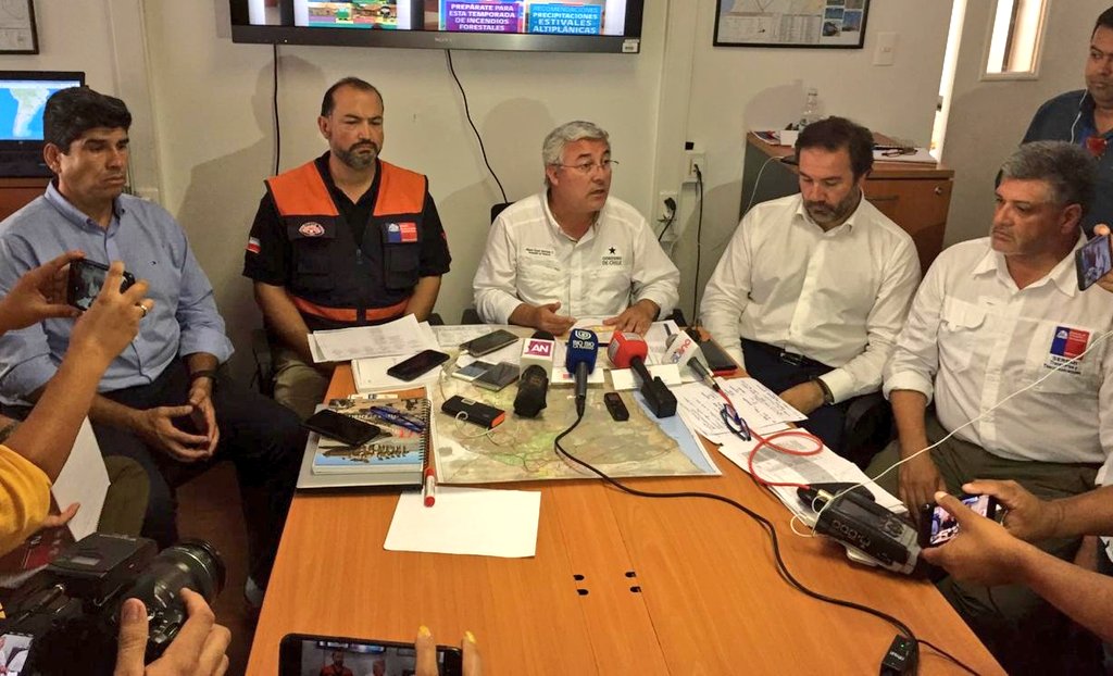 AHORA | El intendente <a href="/MAngelQuezada/">Miguel Angel Quezada</a> entrega últimas informaciones respecto al evento meteorológico que afecta a la provincia del #Tamarugal y confirma el fallecimiento de un adulto de 60 años, de la localidad de Apamilca, #Camiña, cuyas iniciales son E.G.CH.