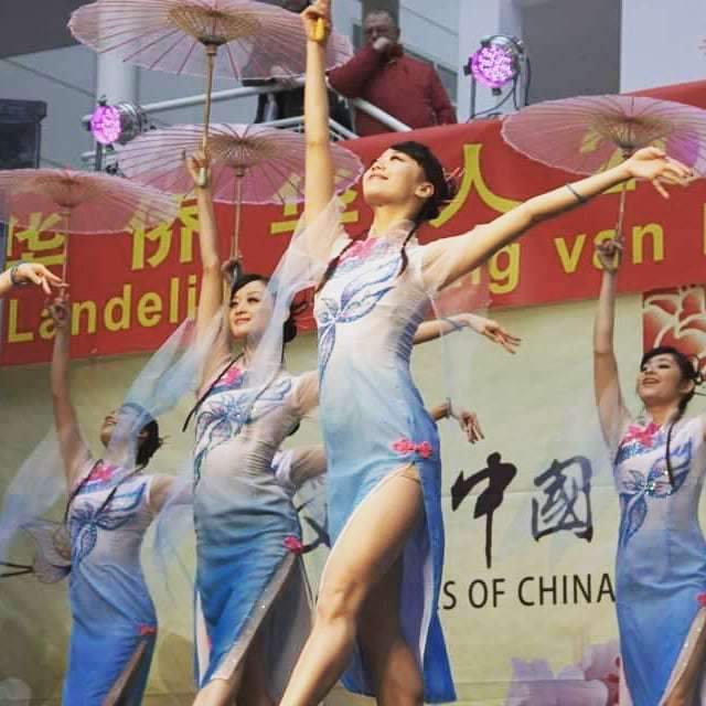 SWorldTraveller's tweet photo. Flashback to celebrating Chinese New Year in The Hague. 2012, the Year of the 🐉. Wish you all a great Year of the 🐷! #happynewyear #happychinesenewyear #yearofthepig #cny https://t.co/6BZMitOfyE https://t.co/OHrqvOtz2W