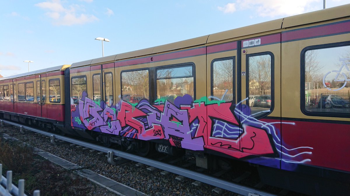 TrainsBB's tweet photo. #MARY &amp; #BORAT
#Aktuell auf der S5 unterwegs

#current #artwork #berlin #color #db #graffiti #painting #streetart #sbahnberlin #sbahn #spraytrain #stadtbahn #trainart #trainbombing #trainwring #train #urbanart #zugliebe https://t.co/B3Q5ZkaEcn