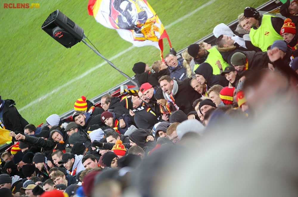 RCLens's tweet photo. 📸 L'ambiance de Lens - @ASBeziersFoot 
Toutes les photos ▶️ https://t.co/QPJ6UoBCQ3 #RCLASB #rclens https://t.co/oiFA07OZZF