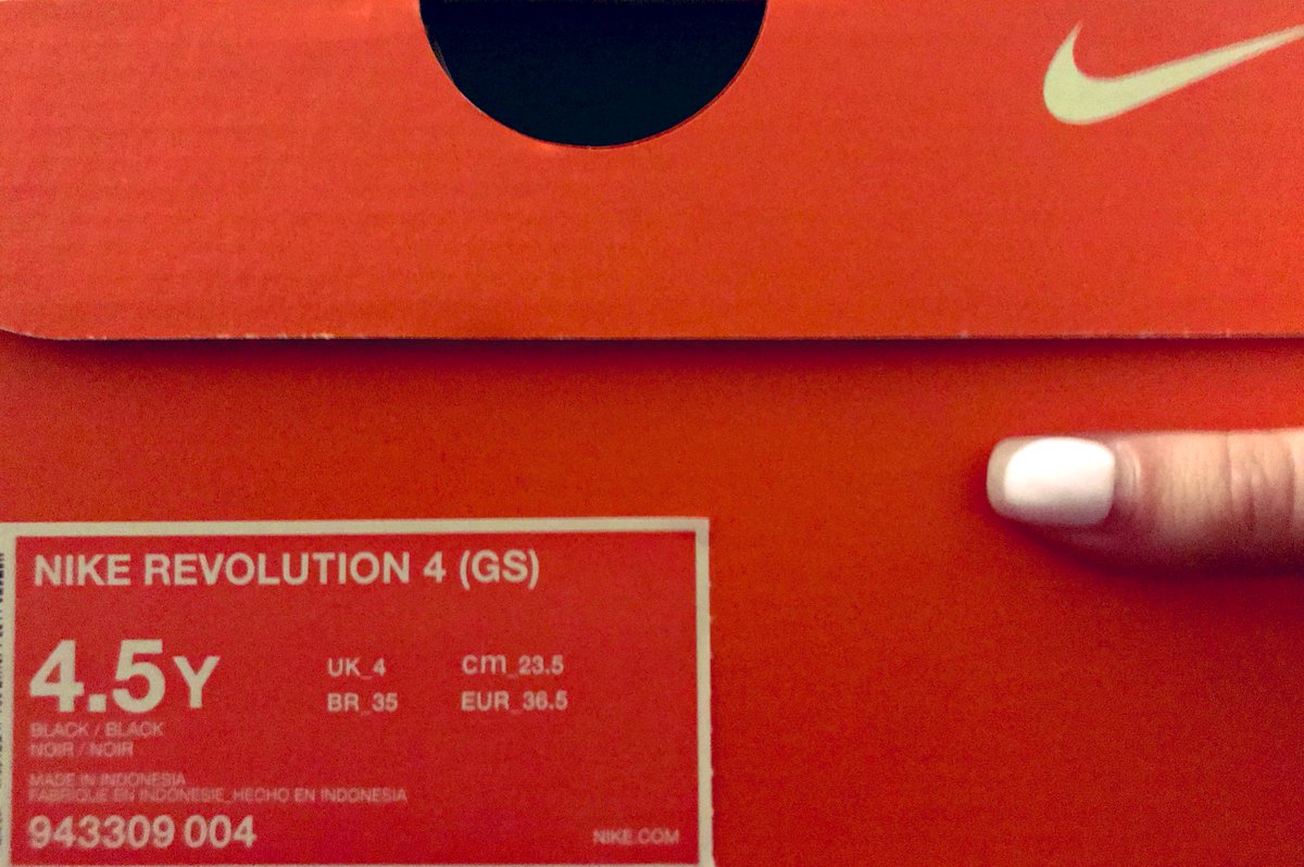 nabeeladamji's tweet photo. Hands up if you’re a whole adult but also fit into kids shoes 🙋🏻♀️💁🏻♀️ #ITechnicallySaveMoneyDoingThis #IAmSmall #SmallFeetz #Nike #shoes #gym #fitness https://t.co/HmvCgnxdAd