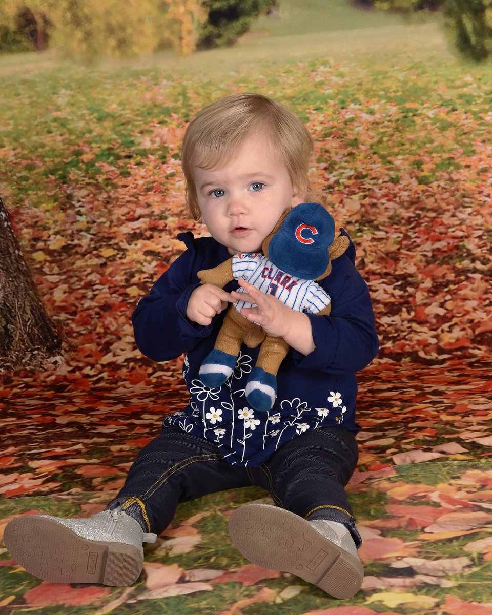 Racheleli11's tweet photo. She had to have Clark with her for her first school pictures! And she's counting down until opening day! She is @ClarktheCub's biggest fan! @Cubs https://t.co/1nF7I9NJGL