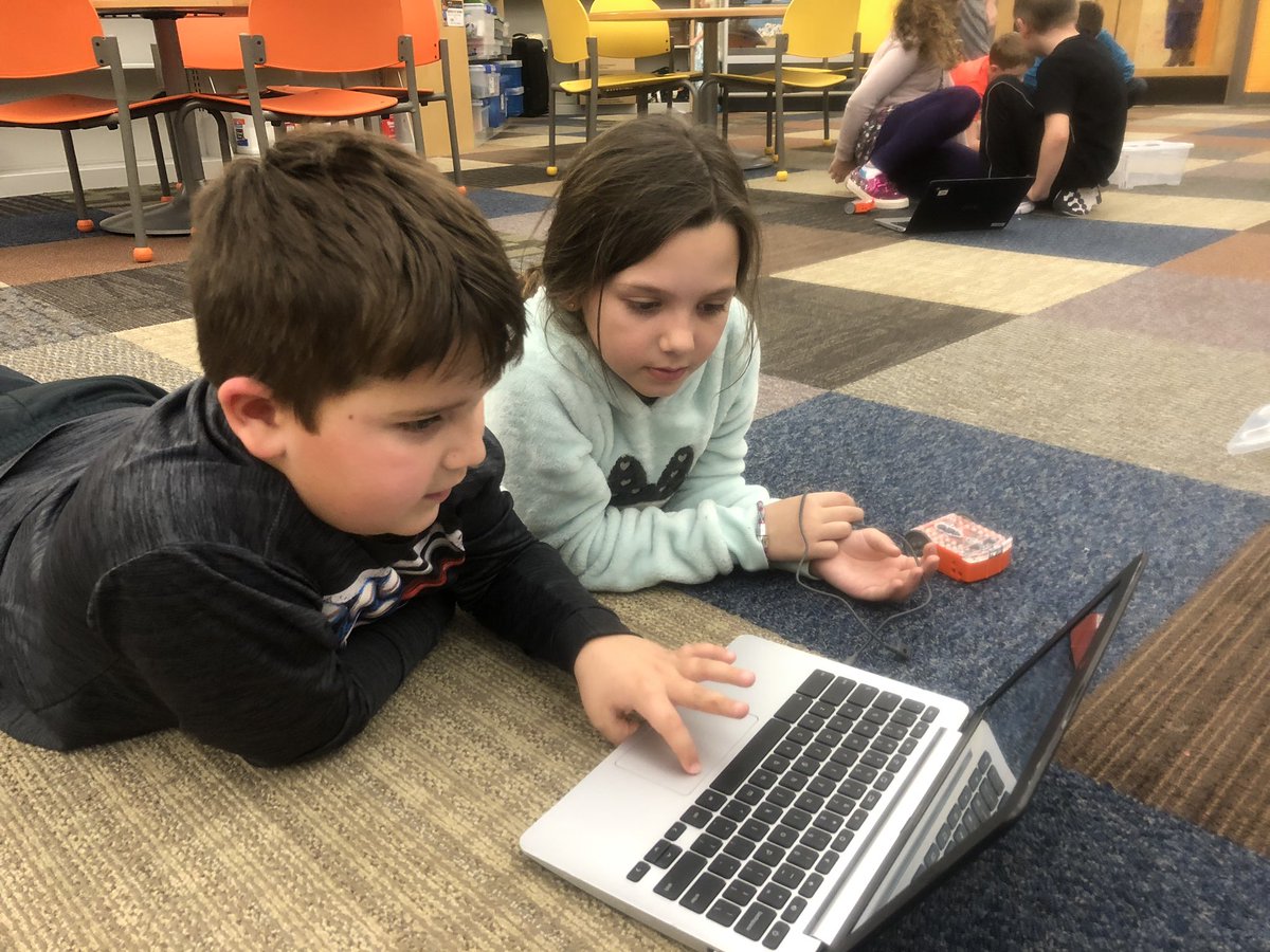 akbwls's tweet photo. 2nd grade is coding Edison robots! https://t.co/tMO1kxuZP7