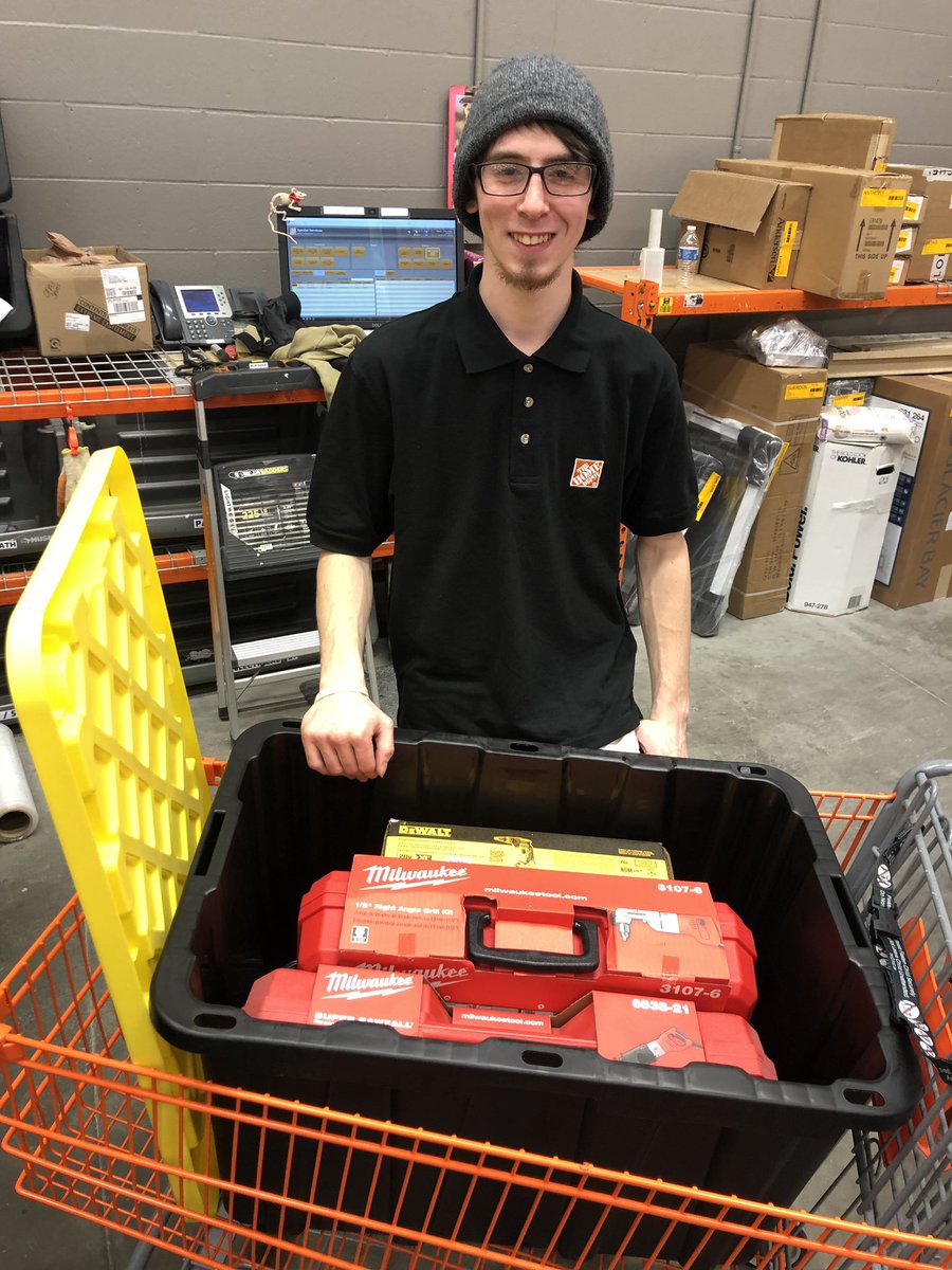 Awesome recovery by OFA Dylan! Way to read the cart and provide excellent customer service! Who buys different branded power tools? smh <a href="/ChrisBosco12/">Chris Bosco</a> @NYwinediva <a href="/THDMontana/">Chris Montana</a> @billymann1956