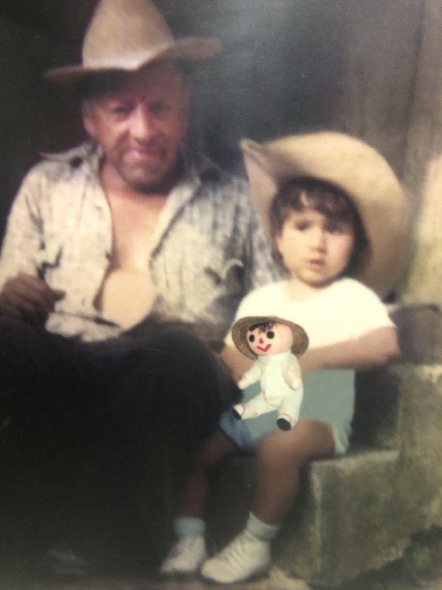 Crecí en una casa con paredes de madera y techo de lámina. A diferencia de lo que dice el presidente, la pobreza no es bonita ni romántica. Es cruel y despiadada.

Y solo se sale de ella trabajando duro. 

Nunca nadie ha salido de la pobreza con programas asistenciales, nunca.