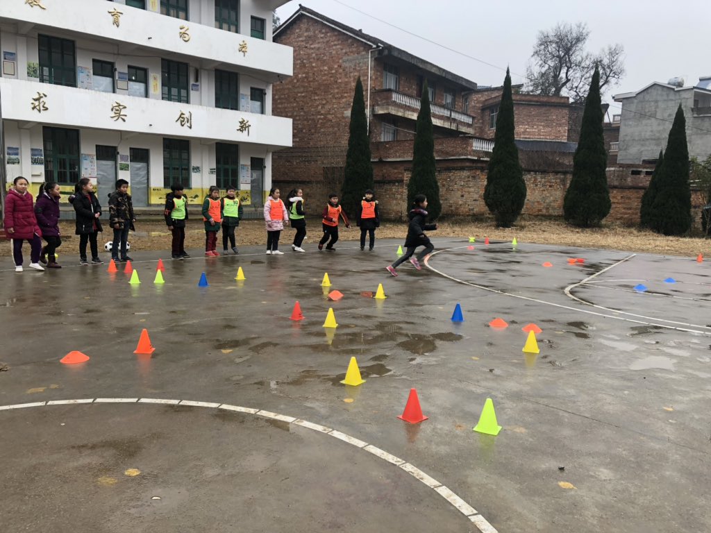 Kholia24's tweet photo. #PassingHope ⚽️| Chinese new year today and remembering my trip to #Guizhou 2 weeks ago.
Amazing experience delivering an education programme @ Pilin Junior School 皮林小学. First time they received any sort of PE. Working with students to translate games and fun activities. https://t.co/IfIwIYGXWu