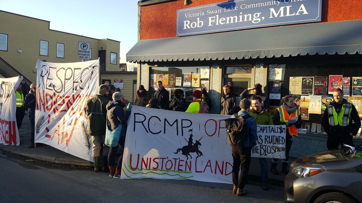 liam_britten's tweet photo. In #yyj about 25 protesters supporting #unistotencamp outside MLA Rob Fleming's office. @vicpdcanada has closed Hillside from Quadra to Fifth St. #cbcvictoria @AllPointsWestBC https://t.co/sYSduPlmks
