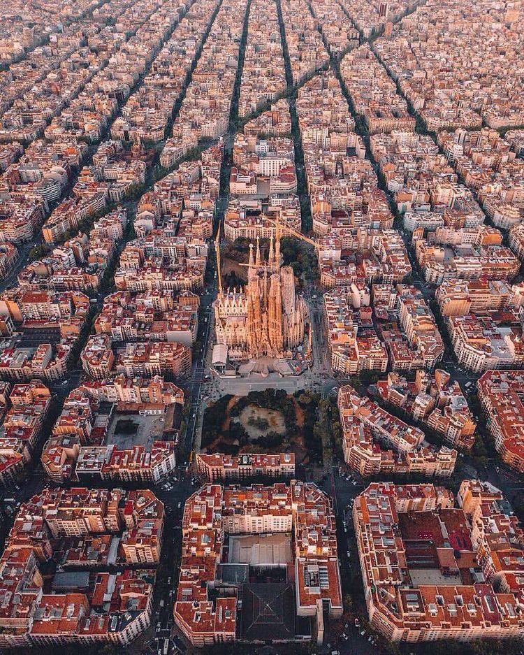 上から見たスペイン バルセロナの街並みがとてもすごくて行きたくなる まるで宝石箱 サグラダファミリアの存在感 Togetter