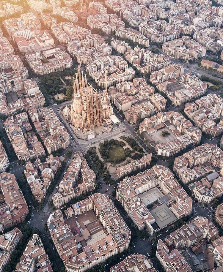 上から見たスペイン バルセロナの街並みがとてもすごくて行きたくなる まるで宝石箱 サグラダファミリアの存在感 Togetter