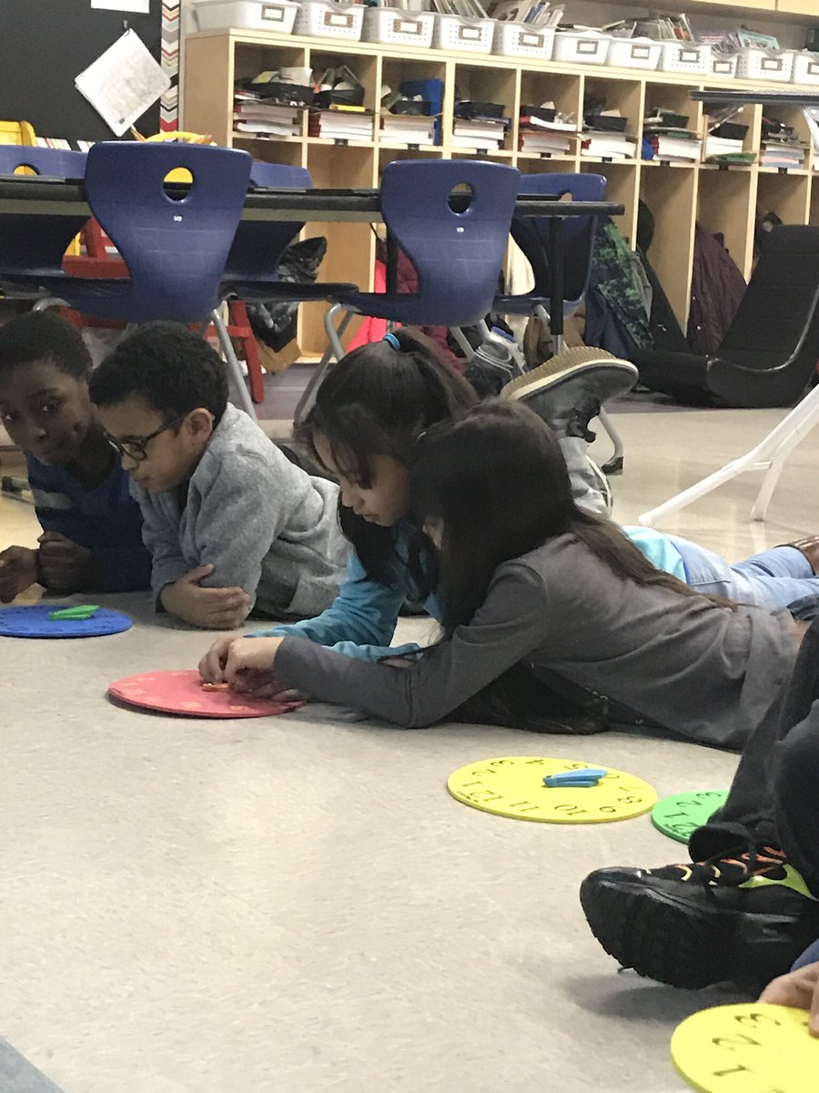 MissMcMannis's tweet photo. Measuring time to the minute in #MathMeeting last week. We practiced with analog clocks and explained strategies to elbow partners #EvaluateHM #ExplainHM #ReynMath β° https://t.co/FPVHtQ85X5