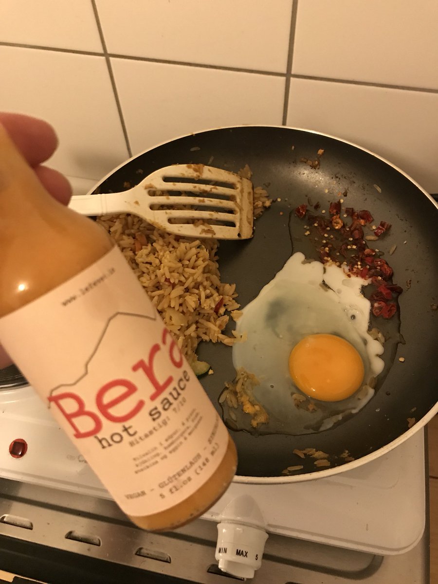 Í dag fékk ég guðdómlega sendingu frá Berufirði til Weimar og eins og örlögin höguðu því voru einmitt afgangsgrjón til að steikja m grænmeti og eggi. Þessi sósa er svoooo mikil NEGLA og fær öll möguleg meðmæli sem til eru. 🐻❤️🔥❤️🌶 #egannchili #berahotsauce