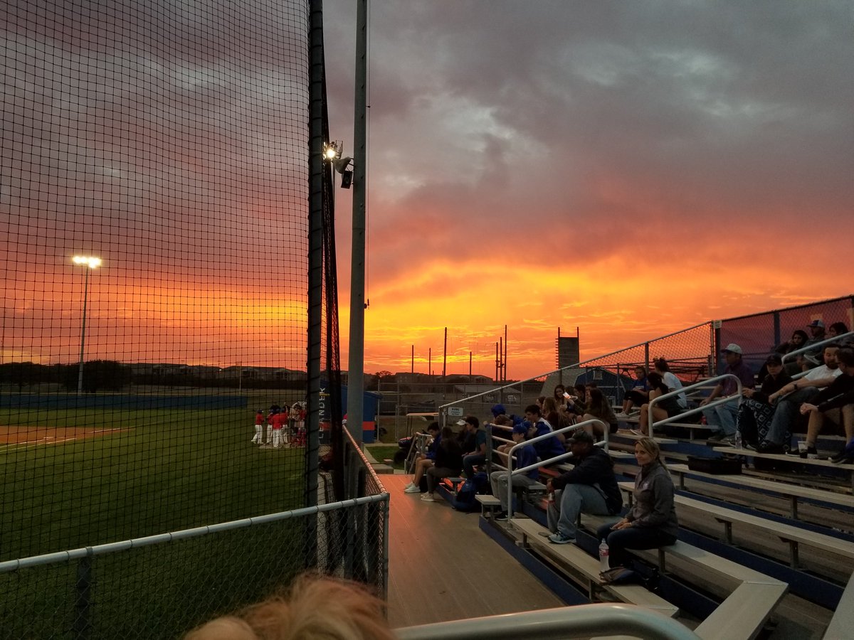 Tfranco78613's tweet photo. Baseball in Leander is here, so are the sunsets...#leanderbaseball https://t.co/XkvlHHC22C