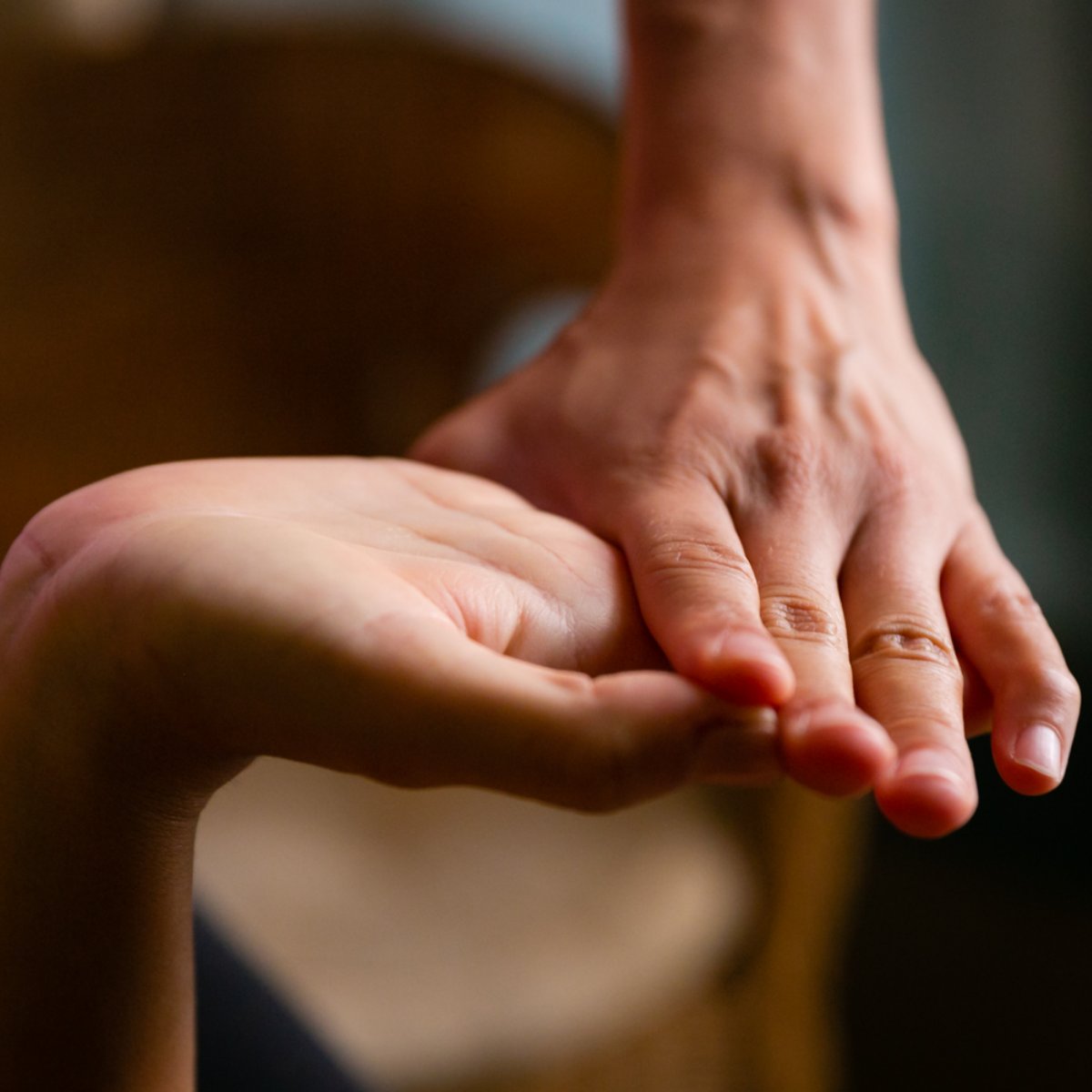 Soothe achy hands and feet with our DIY warming salve: kneadamassagesd.com/2019/02/04/bla…