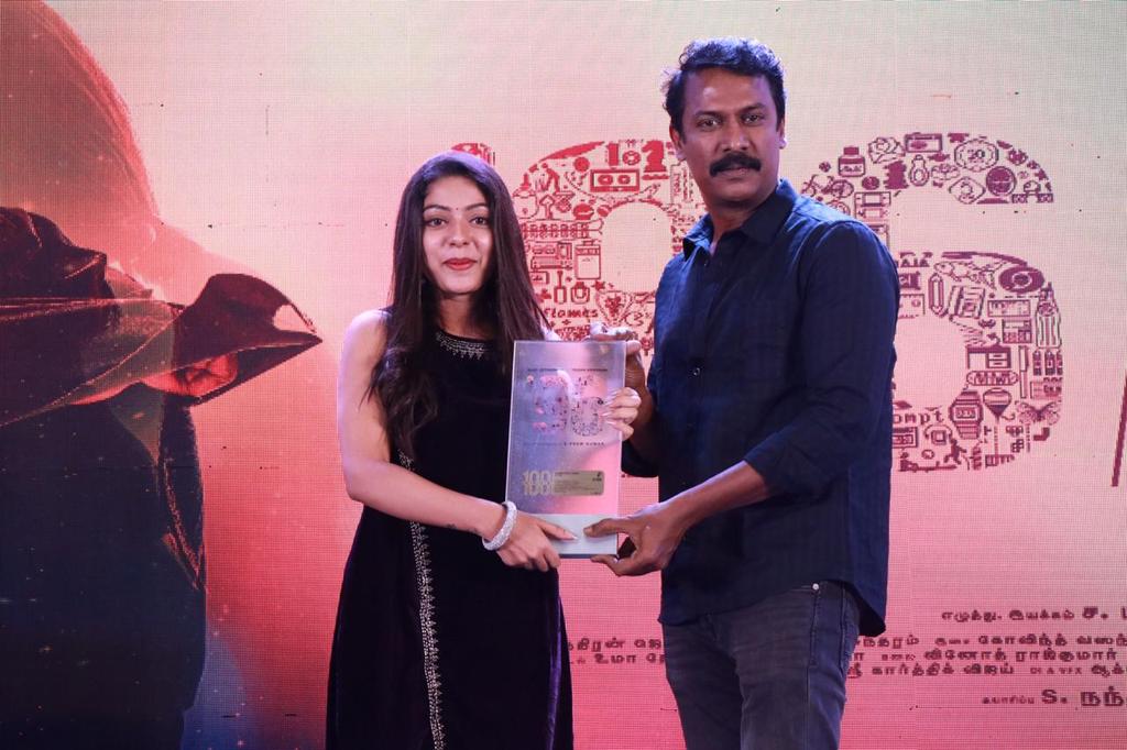 7screenstudio's tweet photo. @VarshaBollamma @Gourayy #AdithyaBaskar receiving #96TheMovie 100th Day Shield from @thondankani 😎
Thanks for your support sir 😊
#100thDayCelebrationOf96 https://t.co/aScuQvl2uW