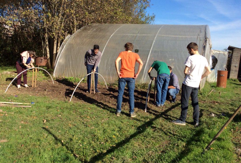 PauGeoNews's tweet photo. De la friche urbaine aux jardins collectifs...
Le #MasterDAST de l'@universite_uppa est partenaire du projet des Jardins Lauga piloté par la @MjcBerlioz.
Les étudiants ont été invités à participer à l'entretien des parcelles... Géographie hors les murs ! https://t.co/LEDE4daVtx