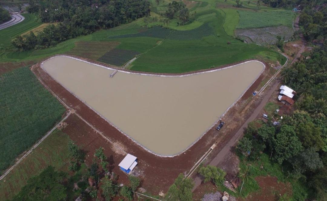 Empat tahun terakhir kita membangun 949 embung di seluruh Indonesia, dan akan jadi 1.053 embung tahun 2019 ini. Embung ini berupa waduk kecil yang menampung air 1.000 - 500.000 m3, berkedalaman di bawah 15 m.

Selain untuk irigasi sawah, embung juga sumber air baku penduduk.