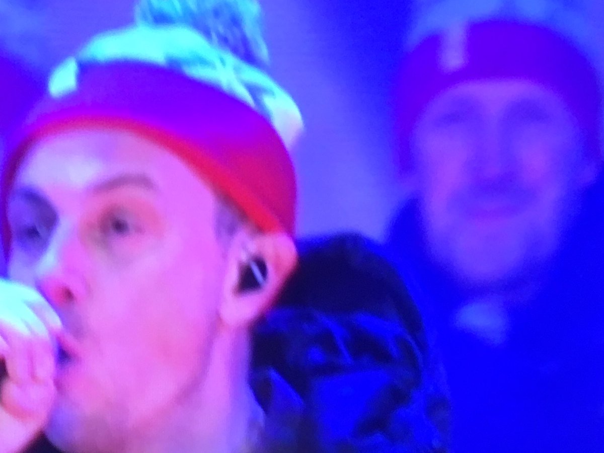 Izzeking's tweet photo. Åre-VM är startat och igår var det invigning. Dagen till ära hade Petter tagit på sig #ferrymössa. Nu får vi se om Pernilla Wiberg får rätt om 5 medaljer. #årevm https://t.co/GcNjRf7HuT