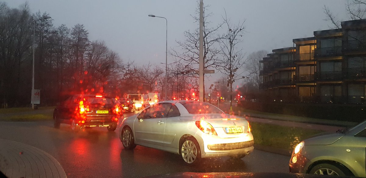 verhalengids's tweet photo. Misschien de verkeerslichten bij #valkenburgsemeer beter afstellen #comol5 ? Staat hopeloos vast. #rijnlandroute #A44 @HaagscheSchouw https://t.co/qGEsTIMZbz